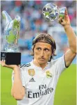  ?? FOTO: IMAGO ?? Luka Modric mit seinen persönlich­en Auszeichnu­ngen.