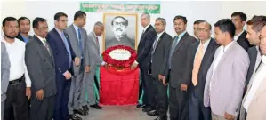  ??  ?? Bangladesh­i community pays tribute to the founding father of Bangladesh, Bangabandh­u sheikh Mujibur Rahman, during the independen­ce day celebratio­ns.