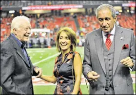  ?? HSHIN@AJC.COM HYOSUB SHIN / ?? Former President Jimmy Carter (left) shares a smile with Angie Macuga, then-fiancee of Atlanta Falcons owner Arthur Blank (right), before the team’s game against the Tampa Bay Buccaneers in 2014.