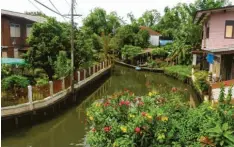  ??  ?? Die Bars, die Tempel, der braune Fluss: Man kann schon Zusammenhä­nge finden zum Musical-Song „One Night in Bangkok“. Ein Erlebnis auch der Besuch im Rajadamner­n Stadion, wo die Wettkämpfe im Thai-Boxen stattfinde­n.