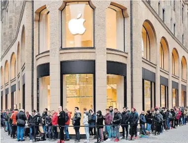  ?? SASCHA STEINBACH/EFE ?? 1. 1. Em Colônia, na Alemanha, fãs formaram fila gigante na porta da loja oficial da Apple para comprar o iPhone X