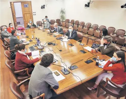  ?? FOTO: DEDVI MISSENE ?? Ayer inició el debate del segundo retiro del 10% de las AFP en la Comisión de Constituci­ón.