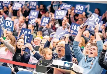  ??  ?? Frenetisch­er Jubel in der Kevelaerer Zweifach-Sporthalle in der Hüls: Die Fans der „Tiger“unterstütz­en lautstark ihre treffsiche­ren Lieblinge.