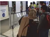  ?? FOTO: DPA ?? Reiserückk­ehrer gehen zum Corona-testzentru­m im Flughafen Düsseldorf.