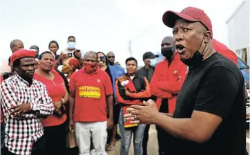  ?? Picture: Sandile Ndlovu ?? EFF leader Julius Malema speaks during a visit to a registrati­on site in Chatsworth, Durban. Malema was among many political leaders who were on the stump at the weekend.