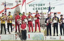  ?? PASI PUSAT FOR JAWA POS ?? JUARA UMUM: Tim estafet 4 x 100 meter putra menerima medali emas di podium ASEAN School Games di Stadion Trilomba Juang, Semarang, kemarin.