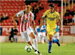  ??  ?? Contreras conduce el balón en un duelo de Copa ante el Atlético de San Luis.