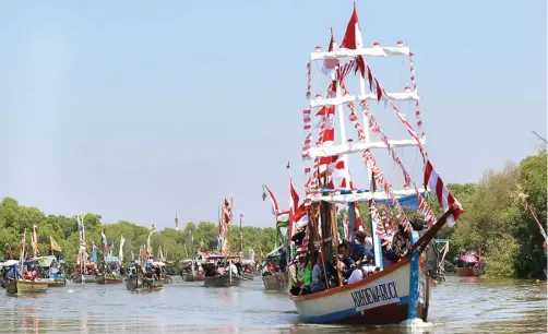  ?? GOOFUR EKA/JAWA POS ?? NUANSA MERAH PUTIH: Ratusan perahu nelayan melaksanak­an tradisi tahunan Petik Laut Desa Banjarkemu­ning, Kecamatan Sedati, kemarin.