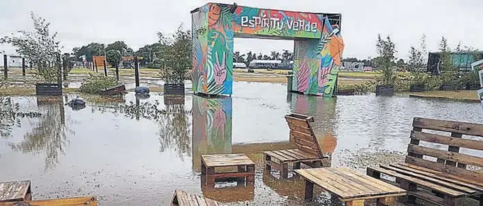  ?? (GENTILEZA LA NACIÓN) ?? Bajo el agua. Así se encontraba ayer, tras la tormenta, el enorme predio del Hipódromo de San Isidro, en Buenos Aires, donde se realiza el festival.