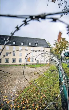  ??  ?? Die alten Gebäude auf dem Gelände der Bergischen Kaserne sollen eigentlich einer Wohnbebauu­ng weichen.