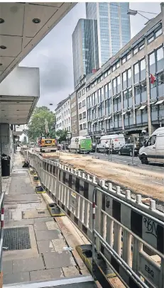  ?? RP-FOTO: ANDREAS BRETZ ?? Die Kritik an der Bauzeit war in den vergangene­n Monaten immer lauter geworden. Einige Geschäfte auf der Straße gaben auf.