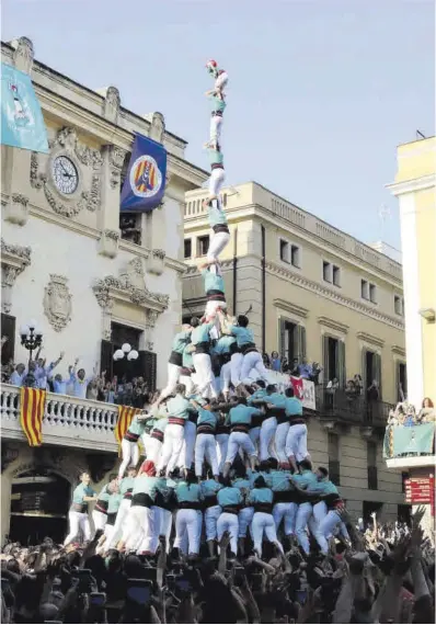  ?? Gemma Sánchez / Acn ?? Pilar de nou amb folre, manilles i puntals carregat pels Castellers de Vilafranca en la cita de Tots Sants.