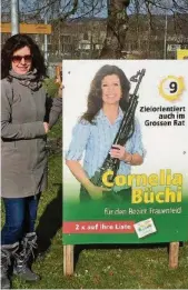  ?? FACEBOOK ?? Cornelia Büchi neben dem Plakat.