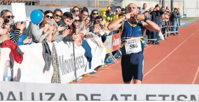  ?? FOTOS: MIGUEL ÁNGEL GONZÁLEZ ?? Luis Manuel Quintero, del Olimpo de Cádiz, lanza besos instantes antes de cruzar primero la línea de meta.