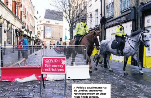  ??  ?? Polícia a cavalo numa rua de Londres, onde novas restrições entram em vigor neste fim de semana.