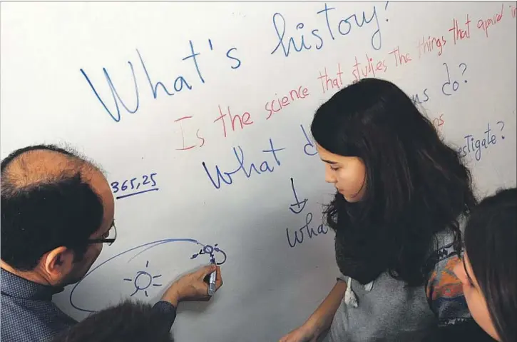  ?? INSTITUT JOAN ORO DE LLEIDA. EDUCACIÃ AMB ANGLESMERC­È GILI ?? Un docente del IES Joan Oró de Lleida explica a sus alumnos el recorrido de la tierra alrededor del sol utilizando el inglés como lengua de la materia