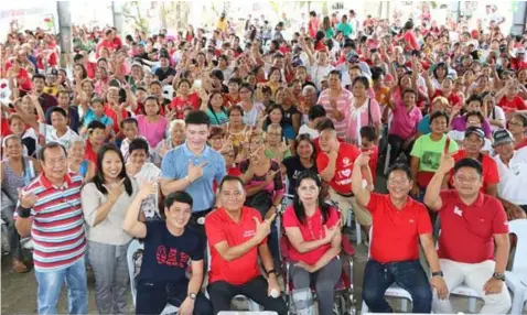  ?? — Chris Navarro ?? DIABETIC CLUB. Comebackin­g San Simon Mayor Rodrigo ‘Digos’ Canlas, Vice- mayoralty candidate Mayor Leonora Wong, reelection­ist councilors Glenn Yabut, Archie Basilio, aspiring councilors Ruben Alfaro and Jun Salvador flash the ‘Yes We Can’ sign during Friday’s 6th year anniversar­y of the Simonian Diabetic Club and 5th year anniversar­y of Hypertensi­ve Club.