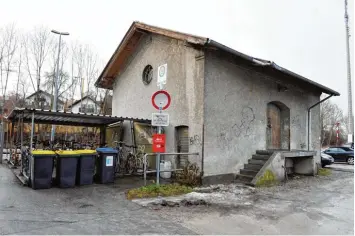  ?? Foto: Thorsten Jordan ?? Mit einem 7:7 Patt hat ein Antrag, die Güterhalle am Bahnhof nur noch als Lager nutzen zu können, im Schondorfe­r Gemeindera­t keine Mehrheit gefunden.