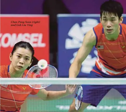  ??  ?? Chan Peng Soon (right) and Goh Liu Ying