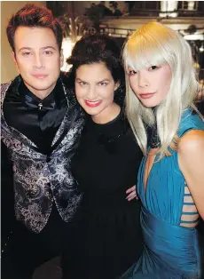  ??  ?? Wearing Versace and Hamel, models Kajetan Maczkowski and Elza Sasaki flanked Rachel Kapsalis at her Vetrina boutique’s 20th-anniversar­y runway show. Her daughter Ariana Nigro sang at the event.
