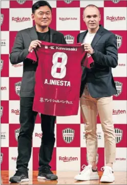  ??  ?? EXPECTACIÓ­N. Iniesta se presentó en un acto con Hiroshi Mikitani, dueño del Vissel Kobe; luego se fotografió con los Rakuten Eagles de béisbol.