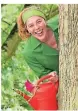 ?? FOTO: TESSA FISCHER ?? Elke Kamper ist Naturerleb­nispädagog­in, Wildbienen­expertin, Entspannun­gspädagogi­n und Mutter von zwei Kindern.
