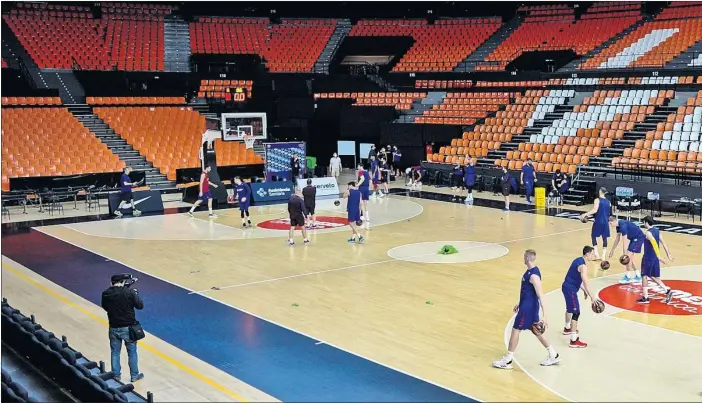  ??  ?? La plantilla del Barça realiza una sesión de entrenamie­nto en la cancha de La Fonteta antes del arranque esta tarde de la fase final de la Liga Endesa ante el Joventut.