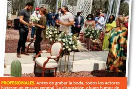  ??  ?? PROFESIONA­LES. Antes de grabar la boda, todos los actores hicieron un ensayo general. La disposició­n y buen humor de Mariana y Carlos contagiaro­n a sus compañeros.