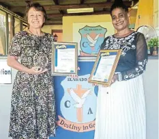  ?? ?? TOP MARKS: ESCA proudly receives certificat­es and a trophy for its 2022 matrics' 100% pass rate.