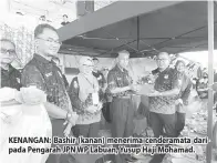  ?? ?? KENANGAN: Bashir (kanan) menerima cenderamat­a daripada Pengarah JPN WP Labuan, Yusup Haji Mohamad.