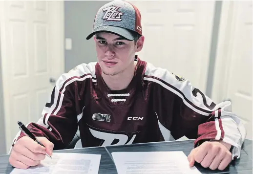  ?? FAMILY PHOTO ?? Peterborou­gh Petes second-round draft pick Justin DeZoete wears a team jersey as he commits to the club on Friday.