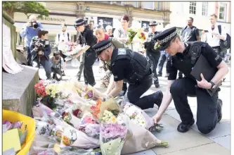  ??  ?? Des bouquets de fleurs sont déposés à St Ann’s Square, à Manchester, en hommage aux  victimes de l’attentat.