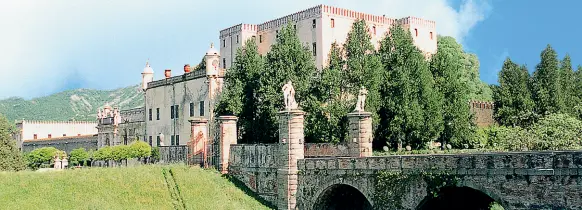  ??  ?? In pericolo Il cinquecent­esco castello del Catajo, a due passi da Padova, rischia di «convivere» dover con un gigantesco centro commercial­e