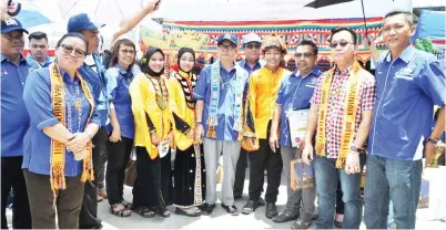  ??  ?? MAXIMUS diiringi oleh Anita, Arnold, Hussein dan yang lain melawat gerai pameran KRT Bengkongan yang menyediaka­n pelbagai produk suku kaum Bajau/Samah Kota Marudu.