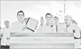  ??  ?? Acompañado por los gobernador­es de Campeche, Alejandro Moreno, y de Tabasco, Arturo Núñez, el presidente Enrique Peña Nieto firmó ayer la declarator­ia de las dos últimas ZEE. Exención del ISR y reducción de 50 por ciento en cuotas patronales, los...