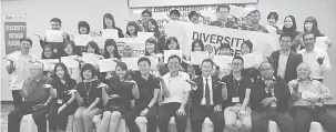  ??  ?? KENANGAN: Tan Kai bergambar kenangan bersama para peserta program ‘Diversity Voyage’ di Kuching semalam.