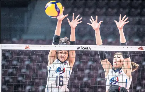  ?? VOLLEYBALL­WORLD.COM ?? Thailand’s Pimpichaya Kokram, left, and Hattaya Bamrungsuk in action against Dominican Republic in Pool 6 yesterday.