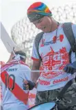  ?? FOTO: MUSTAFA ABUMUNES/AFP ?? Trotz drückender Hitze sorgten die Fans aus Peru für ein wenig Wmstimmung vor dem Stadion in Arrayyan.