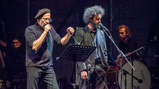  ??  ?? Lo spettacolo L’attore Marco Paolini ha riletto Rigoni Stern sul Monte Tomba, territorio fra Treviso e Belluno, in «Senza vincitori né vinti», insieme a Simone Cristicchi