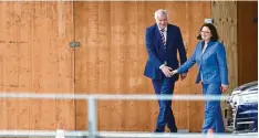  ?? Foto: MacDougall, afp ?? CSU Innenminis­ter Horst Seehofer, SPD Chefin Andrea Nahles nach dem Krisentref fen: Kein Interesse, dass die Regierung platzt.