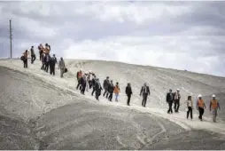  ??  ?? Le chef de l’Etat, le 22 janvier, dans le désert d’Atacama, où il a visité la centrale photovolta­ïque EDF de Boléro.