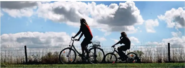 ?? ARCHIVFOTO: KK ?? Der Niederrhei­n ist ein Radfahrerl­and. Das zeigt auch die Fülle an Tourentipp­s durch Neuss und sein Umland.