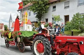  ??  ?? Die beiden Scheuringe­r Kirchen auf einem Foto. Im Hintergrun­d im Original, vorne, auf dem Festwagen der Scheuringe­r Feuerwehr in einem Nachbau.