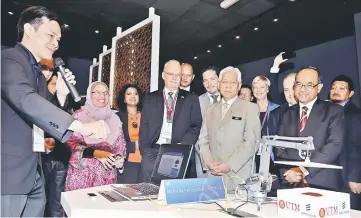  ??  ?? Idris (front, second right) witnessing a demostrati­on of a robotic hand after officiatin­g at the Innovation Centre for 5G UTM-Ericsson at Universiti Teknologi Malaysia. UTM vice-chancellor Prof Datuk Dr Wahid Omar is at right. — Bernama photo