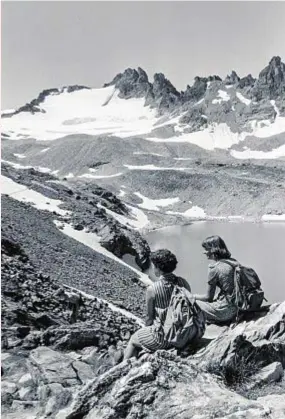  ??  ?? Due giovani donne simili a quelle descritte
nell’articolo di Gianna Manzini: zaino in spalla si concedono una pausa
a contemplar­e un lago alpino dopo una faticosa camminata in
montagna nel 1960