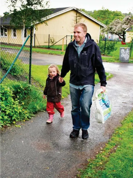  ??  ?? OROLIG. Anders Eilard har sin dotter Minna på Hackspetts­gatans f¸rskola. Han oroas av besparings­kraven: ”'et är klart fer måste f¸rklara hur de har tänkt att det här ska gå ihop”, säger han.