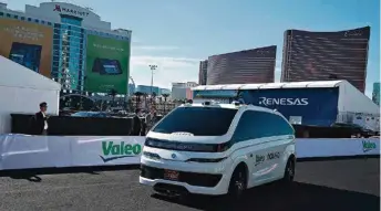  ?? (ALEX WONG/AFP) ?? Le français Navya a présenté à Las Vegas un futuriste «Autonom Cab» de six places, équipé de capteurs Lidar, de caméras et de radars. Il dispose également de deux antennes GPS.