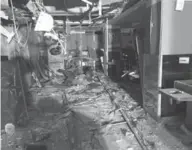  ??  ?? De bom, gevuld met metaaldeel­tjes, ging af in een ruimte waar klanten hun tas in bewaring kunnen geven.
(Foto: image.inforesist.org)