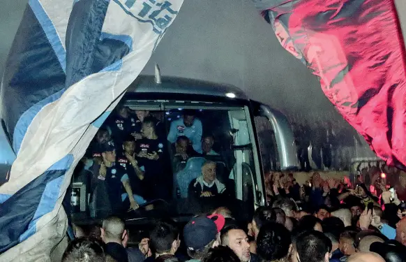  ??  ?? La festa di domenica L’autobus del Napoli accolto da ventimila tifosi all’aeroporto di Capodichin­o