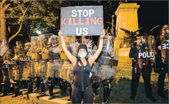  ?? JIM LO SCALZO / EFE ?? “Dejad de matarnos”, pide esta manifestan­te frente a una Casa Blanca que se ha visto rodeada de violencia por primera vez en mucho tiempo